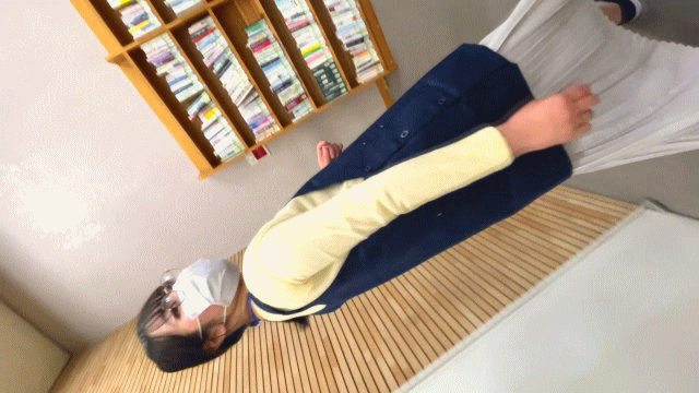 【逆さ撮り突っ込み】本が好きそうな眼鏡っ子司書さんのパンモロ&胸チラ